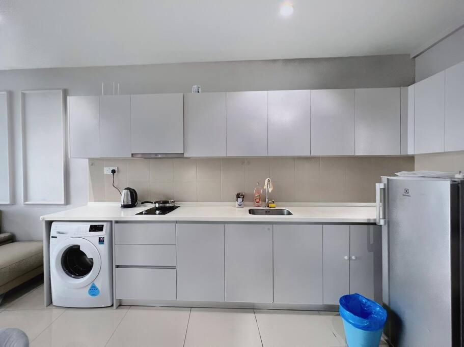 Comfy Staycation 4px With Free Parking, Direct Linked Sogo & I-city Apartment